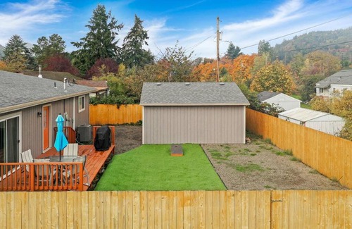Oakridge House | Quiet & relaxing retreat- large home with sauna