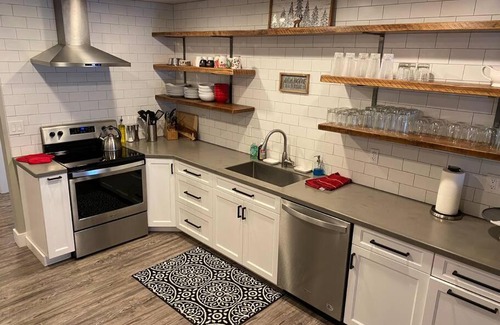 Oakridge House | Quiet & relaxing retreat- large home with sauna