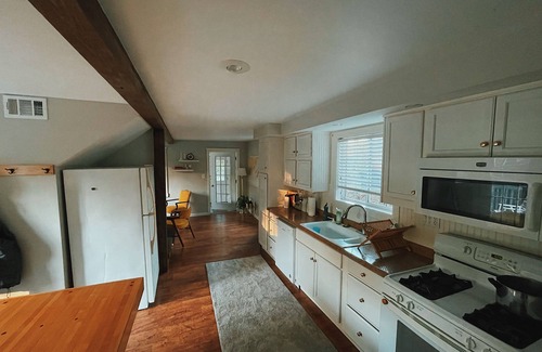 Sea Breeze Cottage | Quiet renovated cottage by Seabreeze