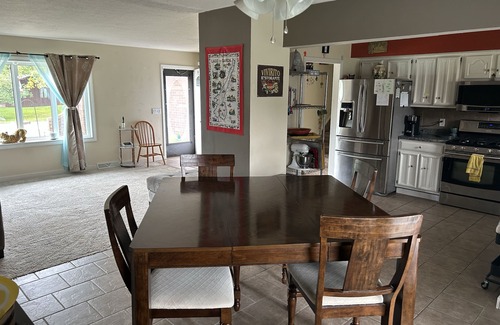 South Bend House | Quiet residence close to Notre Dame - sleeps 10 comfortably with room for more.