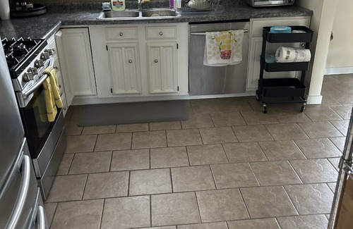South Bend House | Quiet residence close to Notre Dame - sleeps 10 comfortably with room for more.