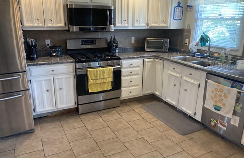 South Bend House | Quiet residence close to Notre Dame - sleeps 10 comfortably with room for more.
