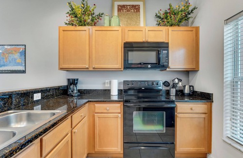 Sunset Lakes Condo | Quiet resort, minutes to Disney, community pool, Hot Tub