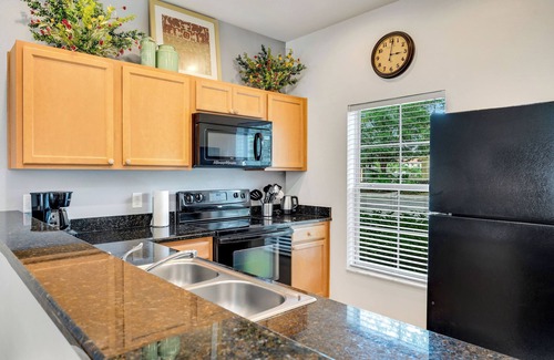 Sunset Lakes Condo | Quiet resort, minutes to Disney, community pool, Hot Tub