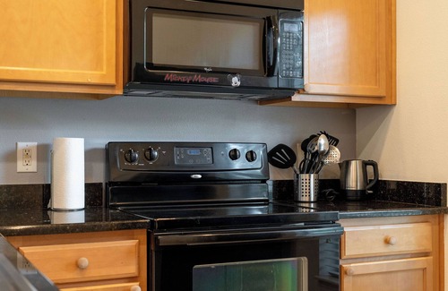 Sunset Lakes Condo | Quiet resort, minutes to Disney, community pool, Hot Tub