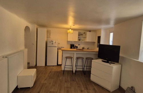 La Madeleine Apartment | Quiet Retreat 15 Min from the Beach, Fully Equipped and Fresh