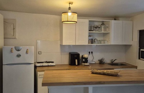 La Madeleine Apartment | Quiet Retreat 15 Min from the Beach, Fully Equipped and Fresh