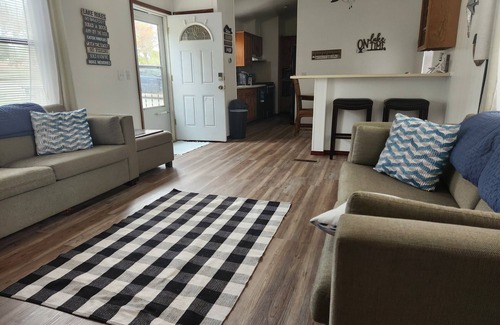 Eufaula House | Quiet Retreat. 5 Minutes to the Marina and Boat Ramp and Pet Friendly!