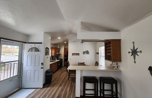 Eufaula House | Quiet Retreat. 5 Minutes to the Marina and Boat Ramp and Pet Friendly!