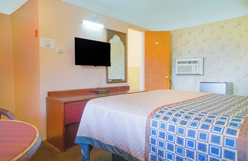 Bay City Hotel | Quiet Retreat Near Downtown Bay City – Comfortable Room + Free Parking