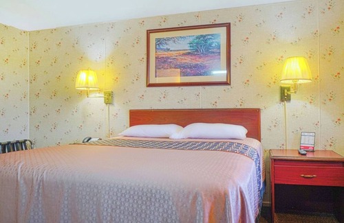 Bay City Hotel | Quiet Retreat Near Downtown Bay City – Comfortable Room + Free Parking