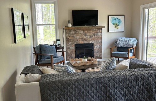 Martinsville House | Quiet retreat nestled in the woods.