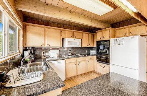 Cedar Glen House | Quiet Retreat w/Lake & Mountain Views, Expansive Deck, Game Room & Central AC