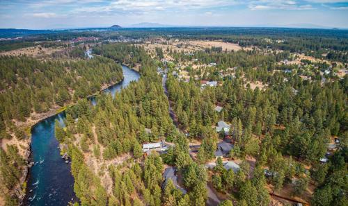 Deschutes River Woods House | Quiet River Bend Cabin by AvantStay 35 Mins to Mt Bachelor 10 Mins to Town Centre Hot Tub