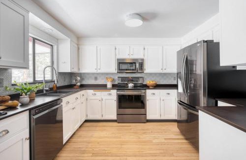 Deschutes River Woods House | Quiet River Bend Cabin by AvantStay 35 Mins to Mt Bachelor 10 Mins to Town Centre Hot Tub
