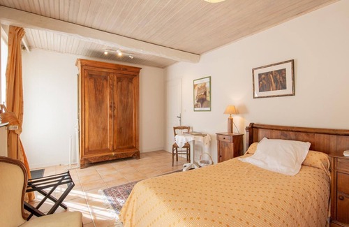 Saint-Benoit-sur-Loire Bed & Breakfast | Quiet Rooms and Suites with Wifi and Pets Allowed