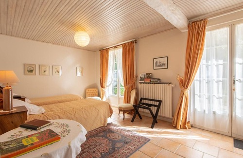 Saint-Benoit-sur-Loire Bed & Breakfast | Quiet Rooms and Suites with Wifi and Pets Allowed