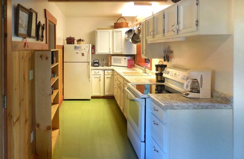 Weeks Mills Cottage | Quiet - Romantic - Secluded Cottage on Lake