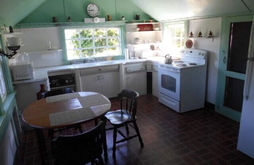 Adamsville Cottage | Quiet Rural setting near Fogland Beach