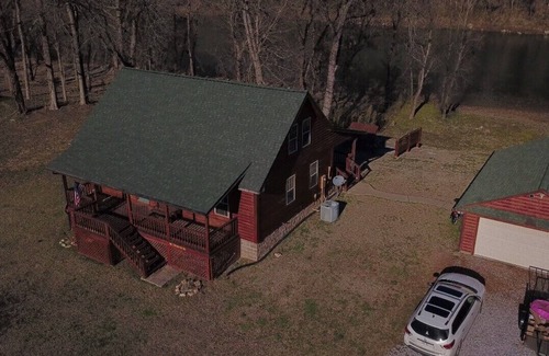 Mountain View Cabin | Quiet rustic retreat on the White River across from Handford Bluff