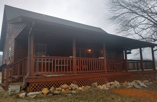Mountain View Cabin | Quiet rustic retreat on the White River across from Handford Bluff