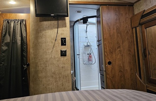 Lenore House | Quiet RV in a country setting with spectacular river views
