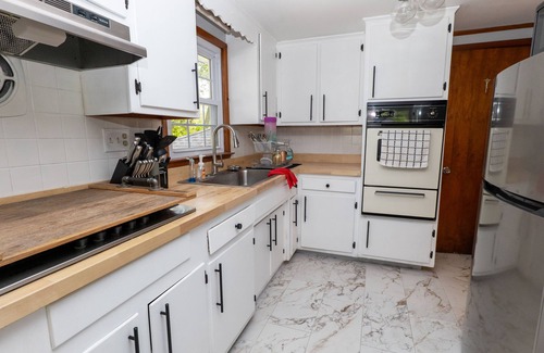 Woodbury House | Quiet, Safe Home- 1 mile from Woodbury Outlets. Westpoint and more nearby!