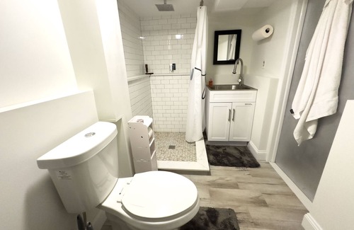 Woodbury House | Quiet, Safe Home- 1 mile from Woodbury Outlets. Westpoint and more nearby!