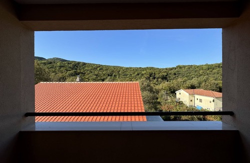 Radanovici Apartment | Quiet, safe stay with free parking,n20 min drive from Kotor, Tivat or Budva!