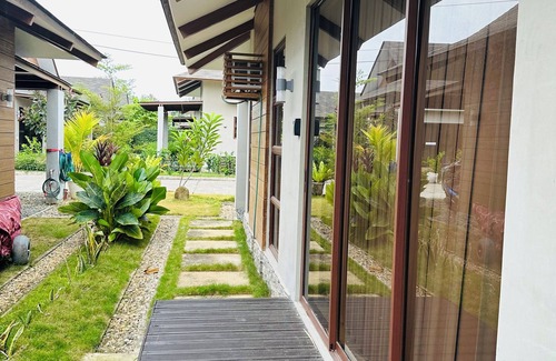 Danao City House | Quiet Seaside Villa 5 mins walk to the beach, clubhouse and boardwalk