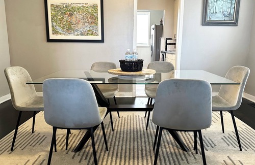 Shreveport House | Quiet Shreveport Tudor. 5 minutes to Cross Lake.