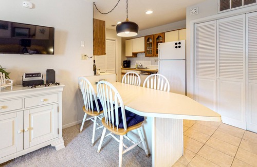 Caine Woods Condo | Quiet, single-level condo with a pool, fast WiFi, central AC, & a washer/dryer
