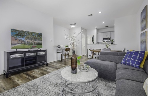 East Downtown Houston Condo | Quiet space King bed Perfect for Long term stay