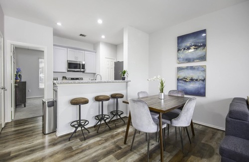 East Downtown Houston Condo | Quiet space King bed Perfect for Long term stay