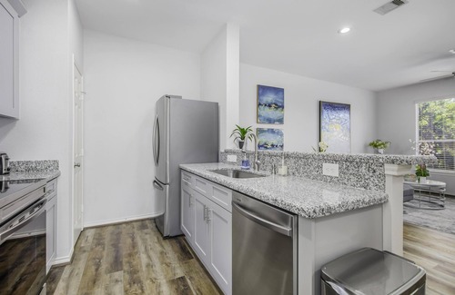 East Downtown Houston Condo | Quiet space King bed Perfect for Long term stay