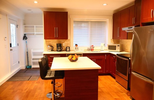 North Vancouver House | Quiet & Spacious Escape in North Vancouver
