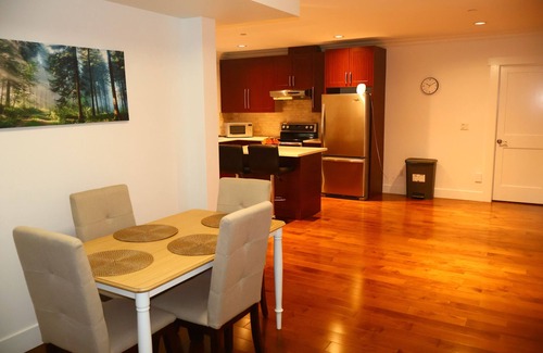 North Vancouver House | Quiet & Spacious Escape in North Vancouver