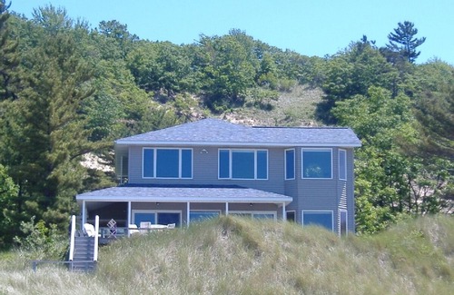 Shelby House | Quiet Spacious Lake Michigan Beachfront Cottage