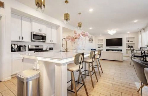 Raisin House | Quiet, spacious, safe, family friendly neighborhood