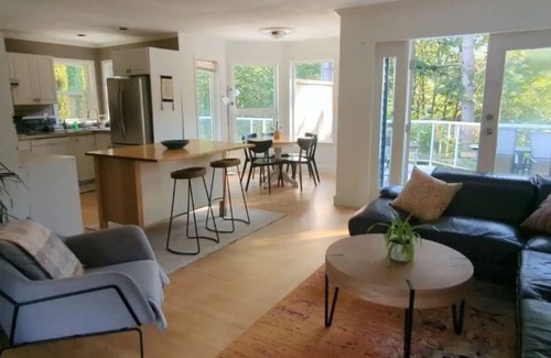 Squamish House | Quiet Squamish Home/5 bdrms/3 bthrms/2 kitchens Chief Views.