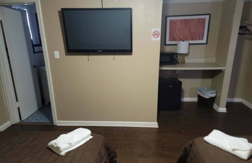Jacksonville House | Quiet stay, 2 Beds & One baths for travelers