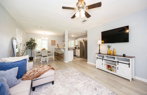 Brownsfields House | Quiet Stay Near Airport. 5 min drive to SU. 10-15 min drive to LSU & Dwntown BR.