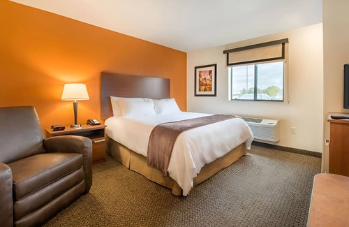 Wixom Hotel | Quiet Stay with Home Comforts Near Lyon Oaks County and Suburban Collection