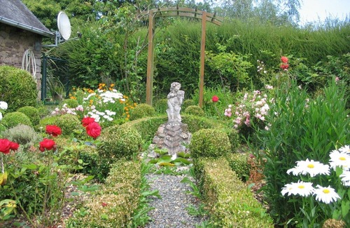 Yvias House | Quiet stone house (half a double house) with garden in idyllic surroundings