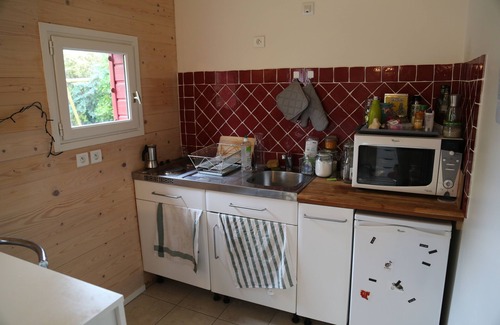 La Varenne Saint-Hilaire Apartment | Quiet studio overlooking wooded garden. Close to RER station and shops.