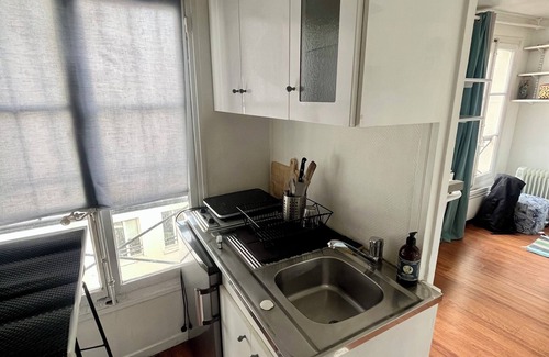 Bonne-Nouvelle Apartment | Quiet Studio, Elevator Queen size bed+extra mattress for a kid < 10 years - AC