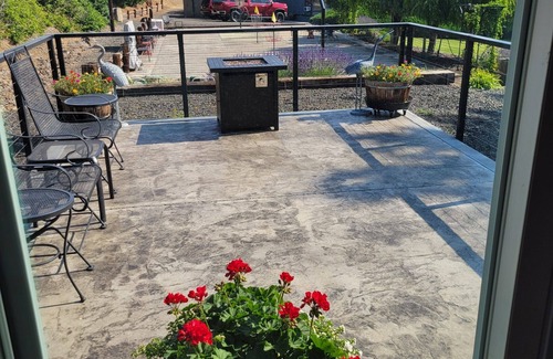 Chenoweth Apartment | Quiet Studio Guest house in a country setting minutes from town
