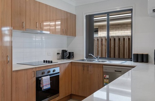 Park Ridge House | Quiet & Stylish | 3mins to Mall | Modern 4BR House