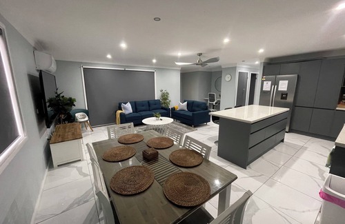 Singleton Heights House | Quiet suburban four bedroom house near shops and RSL club with restaurant.