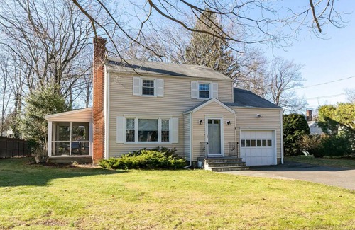 Fairfield House | Quiet suburban home close to Fairfield beaches and universities